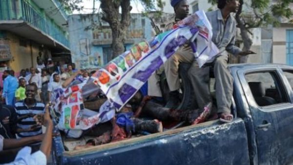 الشرطة الصومالية تنقل الى المستشفى جرحى الاعتداء بسيارة مفخخة في مقديشو
