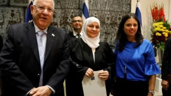 المحامية هناء خطيب اول قاضية شرعية في المحاكم الاسلامية في اسرائيل تتوسط الرئيس الاسرائيلي رؤوفين ريفلين ووزيرة العدل الاسرائيلية إيليت شاكيد

