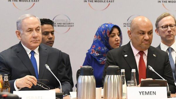 غضب بعد جلوس وزير خارجية اليمن بجوار نتنياهو بمؤتمر وارسو