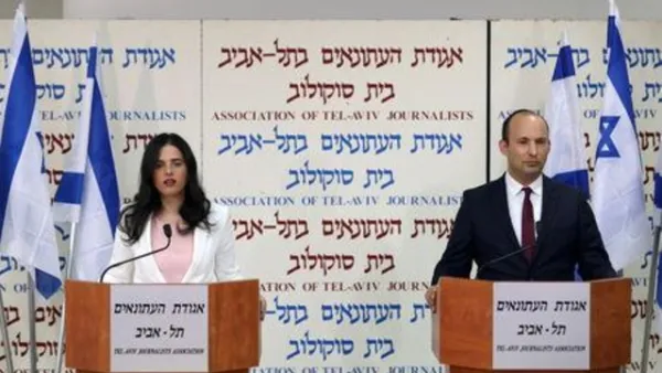 نفتالي بينيت زعيم حزب البيت اليهودي ووزير التعليم ونائبته وزيرة العدل إيليت شاكيد 

