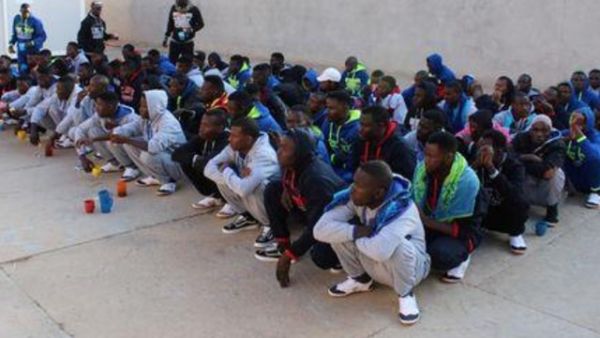 مهاجرون من النيجر ينتظرون قبل أن تقوم السلطات الليبية بترحيلهم في مصراتة بليبيا
