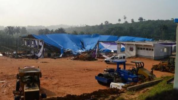 معدات في موقع الكنيسة المنهارة في نيجيريا
