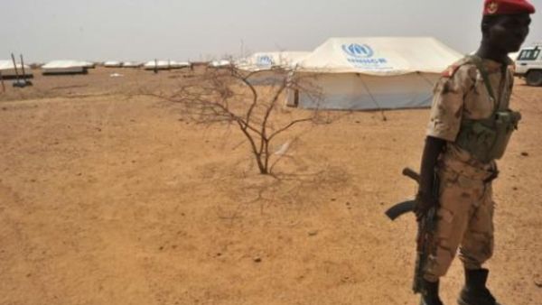 جندي يحرس مخيما للاجئين في منطقة تيلابيري غرب النيجر
