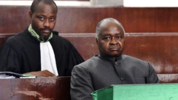 وزير العمل والاشغال العامة السابق في ساحل العاج اوبير اولاي خلال جلسة محاكمته في أبيدجان
