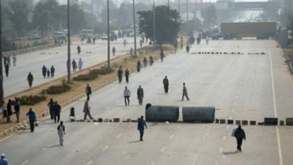 متظاهرون يغلقون الطريق الرئيسي السريع إلى إسلام أباد

