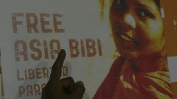 بوستر يحمل صورة اسيا بيبي مع شعار يطالب باطلاق سراحها

