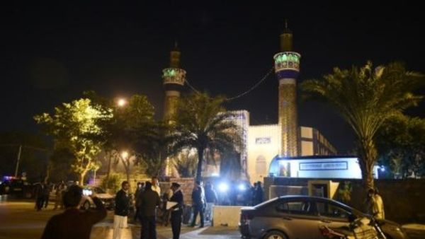 عناصر امن امام مسجد "باب العلم" الشيعي بعد استهدافه في اسلام اباد
