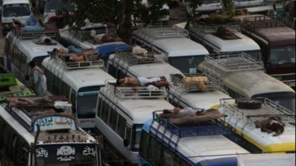 مقتل 16 شخصا في باكستان اثر سقوط حافلة في واد