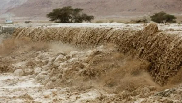 تدفق السيول بعد امطار غزيرة في اسرائيل قرب البحر الميت
