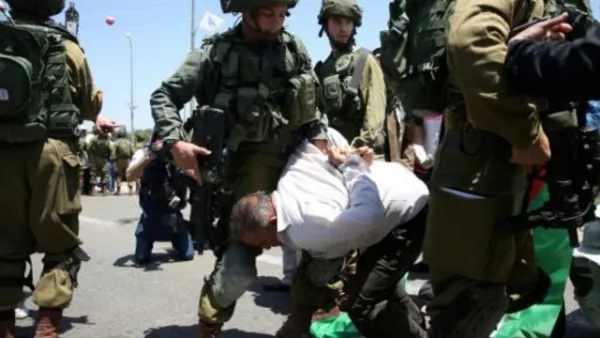جنود إسرائيليون يعتقلون فلسطينيا خلال تظاهرة تضامن مع المعتقلين الفلسطينيين المضربين عن الطعام في سجون إسرائيل

