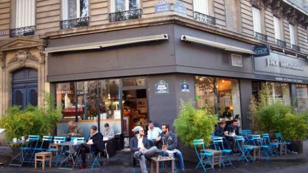 بندقية مزيفة تبث الرعب داخل مقاهي باريس
