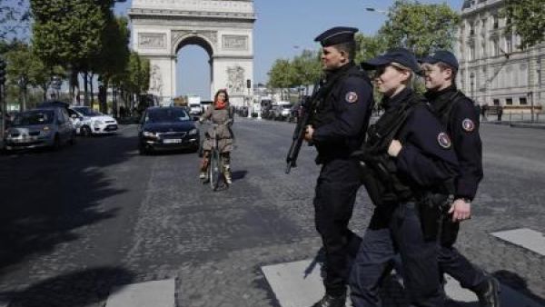 عناصر من الشرطة الفرنسية في شارع الشانزليزيه في باريس
