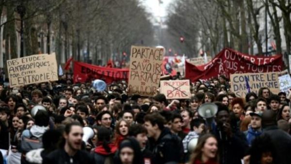 طلاب يتظاهرون في باريس ضد الاصلاحات الحكومية
