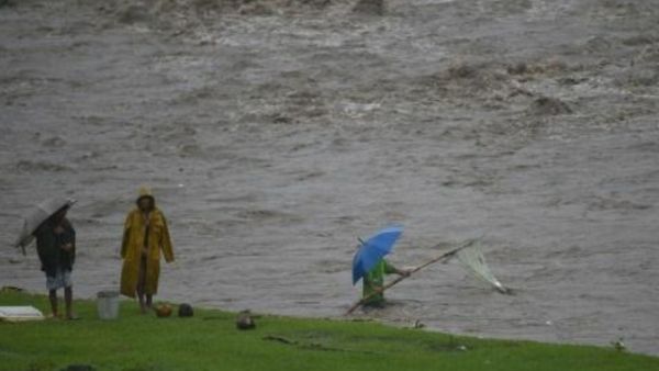 فيليبينون ينتشلون أغراضا من نهر قرب البركان مايون
