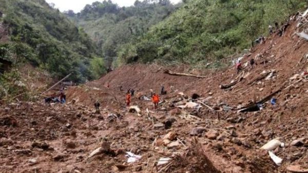 بحث مضنٍ في الفيليبين عن ضحايا انهيار أرضي جراء الإعصار مانغخوت

