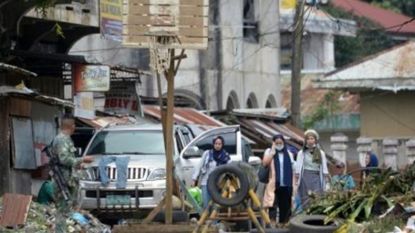 الحياة تعود بحذر إلى مدينة مراوي الفيليبينية
