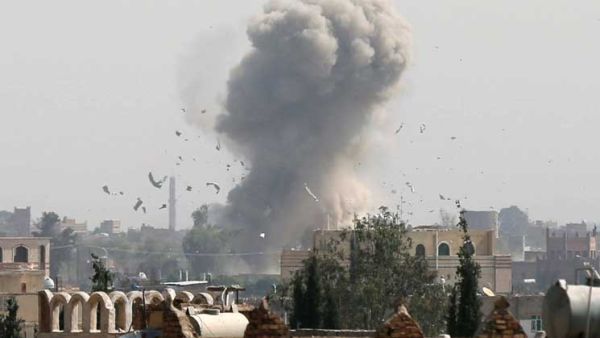 ارشيف/ دخان يتصاعد اثر غارة جوية للتحالف على صنعاء
