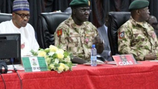 الرئيس النيجيري محمد بخاري (يسار) مع قائد الجيش توكور يوسف بوراتاي خلال افتتاح مؤتمر الجيش السنوي

