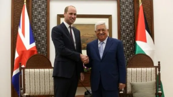 الامير وليام خلال لقائه الرئيس الفلسطيني محمود عباس في رام الله بالضفة الغربية المحتلة
