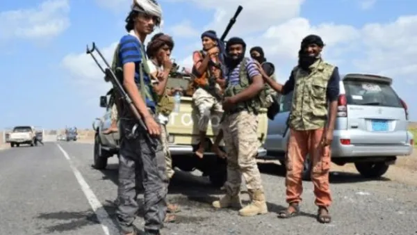 مقاتلون موالون للرئيس اليمني عبد ربه منصور هادي يستريحون على الطريق من عدن الى مضيق باب المندب

