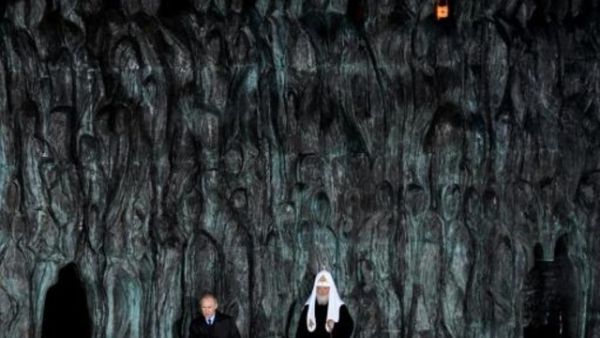 الرئيس فلاديمير بوتين مدشنا نصبا لضحايا القمع السياسي في موسكو

