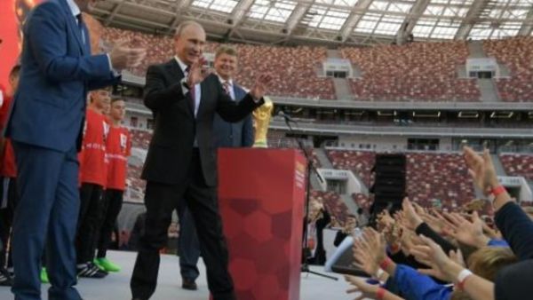 رئيس الفيفا جياني انفانتينو (يسار) والرئيس الروسي فلاديمير بوتين في موسكو قبل انطلاق كأس العالم الشهر الماضي
