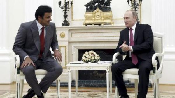 بوتين (إلى اليمين) خلال لقاء مع أمير قطر الشيخ تميم بن حمد آل ثاني في موسكو

