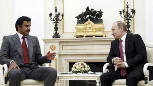 ارشيف/الرئيس الروسي فلاديمير بوتين (الى اليمين) وأمير قطر الشيخ تميم بن حمد آل ثاني
