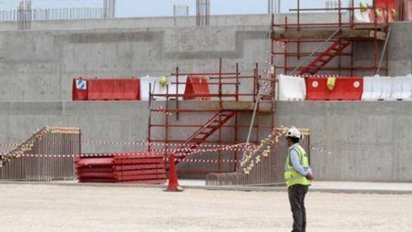 جانب من أعمال الانشاءات في أحد الاستادات التي تستضيف كأس العالم 2022 في قطر

