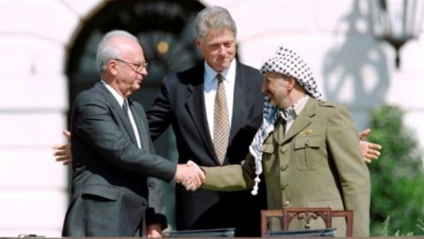 المصافحة التاريخية بين الزعيم الفلسطيني ياسر عرفات ورئيس الوزراء الاسرائيلي اسحق رابين بعد توقيع اتفاق اوسلو في واشنطن

