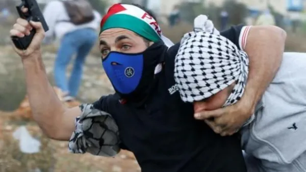 شرطي اسرائيلي بلباس مدني يوقف متظاهرا فلسطينيا خلال تظاهرة في رام الله

