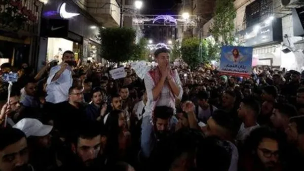 مسيرة في رام الله تطالب برفع الحصار عن قطاع غزة

