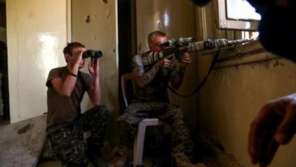 قناص أميركي ومقاتل بريطاني في صفوف المجلس العسكري السرياني الذي يقاتل مع قوات سوريا الديموقراطية ضد تنظيم الدولة الاسلامية في الرقة

