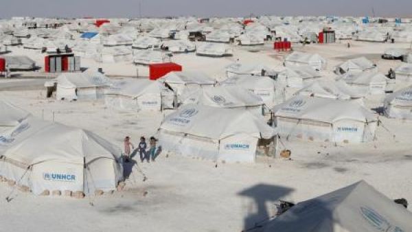 أطفال يسيرون بمخيم في عين عيسى لنازحين فارين من القتال ضد تنظيم الدولة الإسلامية في الرقة
