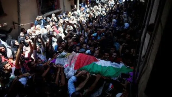 مشيعون يحملون جثمان المسعفة الفلسطينية رزان النجار في خان يونس قطاع غزة يوم السبت
