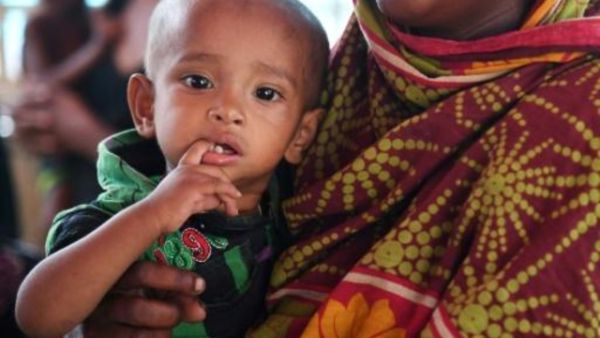 طفل من اللاجئين الروهينغا ينتظر معاينة الطبيب في مخيم بالوخالي للاجئين في مقاطعة اوخيا في بنغلادش

