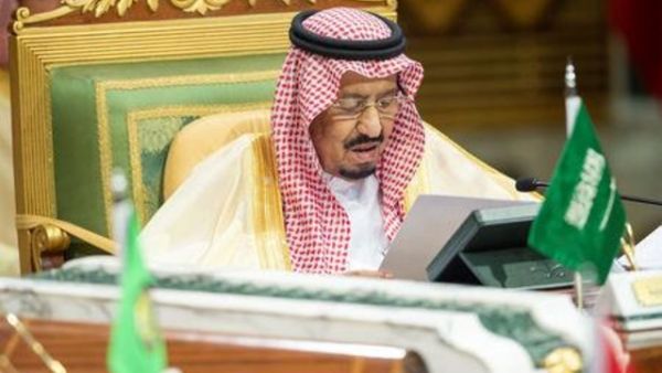 العاهل السعودي الملك سلمان بن عبد العزيز يتحدث في القمة العربية في الرياض

