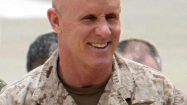 الاميرال المتقاعد روبرت هارورد