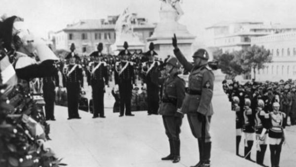 صورة للديكتاتور بنيتو موسوليني وملك ايطاليا فيكتور ايمانويل الثالث خلال احتفال امام نصب الجندي المجهول في روما.
