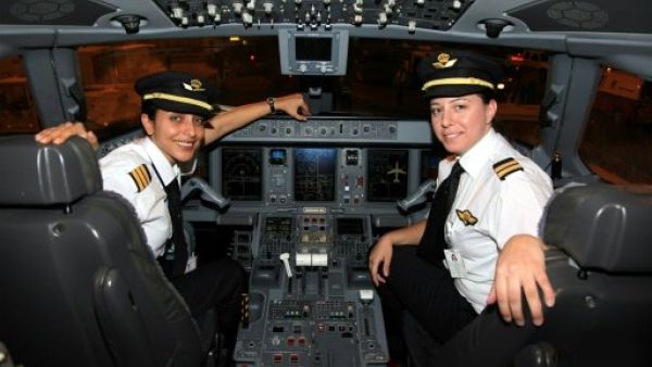 طيارتان اردنيتان داخل مقصورة طائرة تابعة للملكية الأردنية

