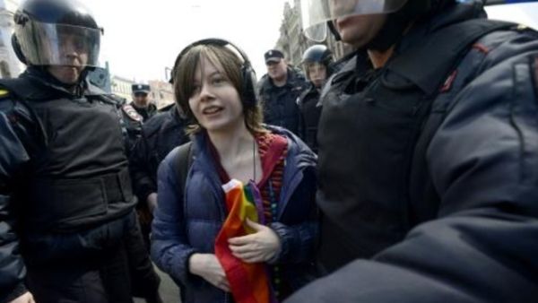 توقيف ناشطة خلال تظاهرة في سان بطرسبورغ ضد اضطهاد المثليين في الشيشان

