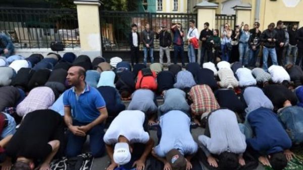مئات المسلمين الروس يؤدون الصلاة أمام سفارة بورما في موسكو

