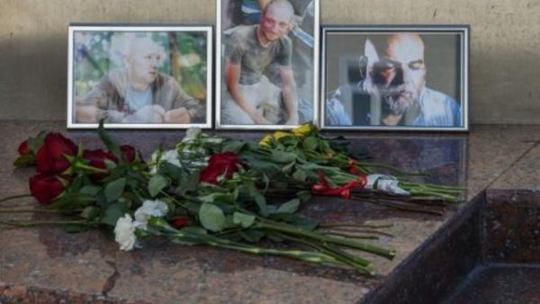 تكريم للصحافيين الروس الثلاثة مراسل الحرب اورخان جمال وصحافي التوثيق الكسندر راستورغوييف والمصور كيريل رادتشينكو امام "البيت المركزي للصحافيين" في موسكو
