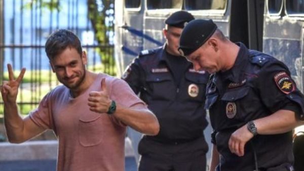 الناشط مع فرقة "بوسي رايوت" بيوتر فيرزيلوف في صورة ملتقطة في تموز/يوليو 2018 
