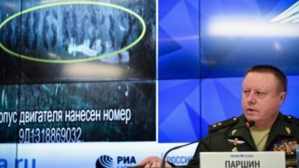 الجنرال الروسي نيكولاي بارشين خلال ايجاز صحافي حول الطائرة الماليزية التي تحطمت في الشرق الانفصالي الاوكراني

