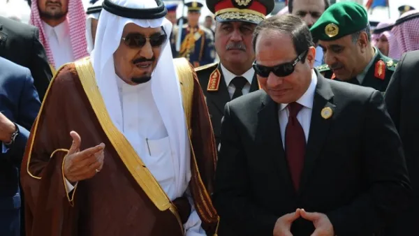 الرئيس المصري عبد الفتاح السيسي خلال استقباله العاهل السعودي الملك سلمان في القاهرة في ابريل الماضي
