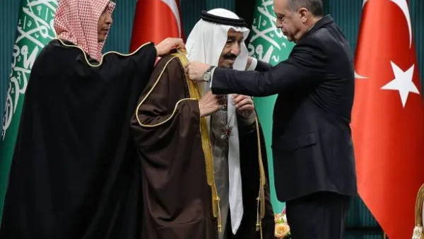 الرئيس التركي رجب طيب اردوغان يقلد وساما للعاهل السعودي الملك سلمان