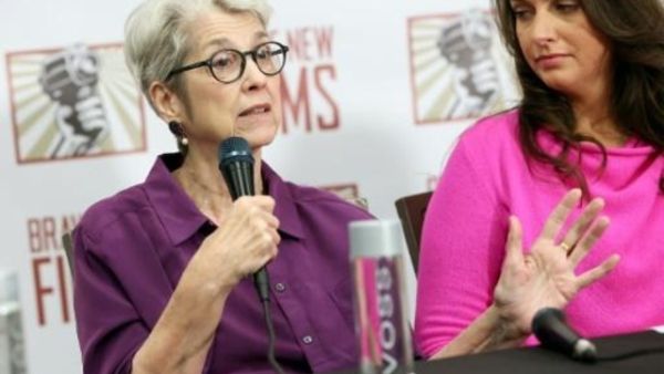 سامانتا هولفي (يمين) وجيسيكا ليدز خلال مؤتمر صحافي

