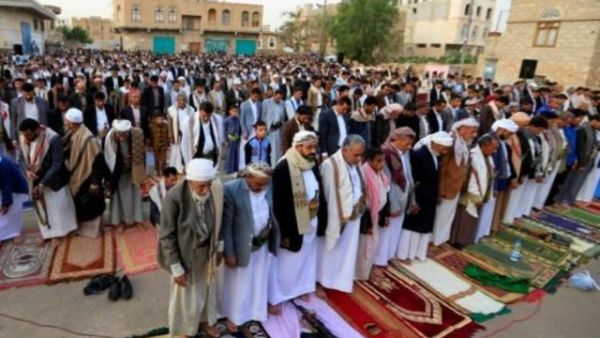 مصلون يمنيون يؤدون صلاة عيد الفطر في العاصمة صنعاء
