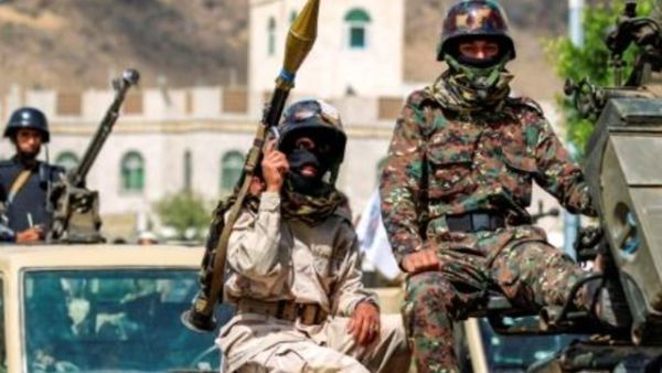 مقاتلون يمنيون موالون للمتمردين الحوثيين خلال عرض عسكري في العاصمة اليمنية صنعاء 

